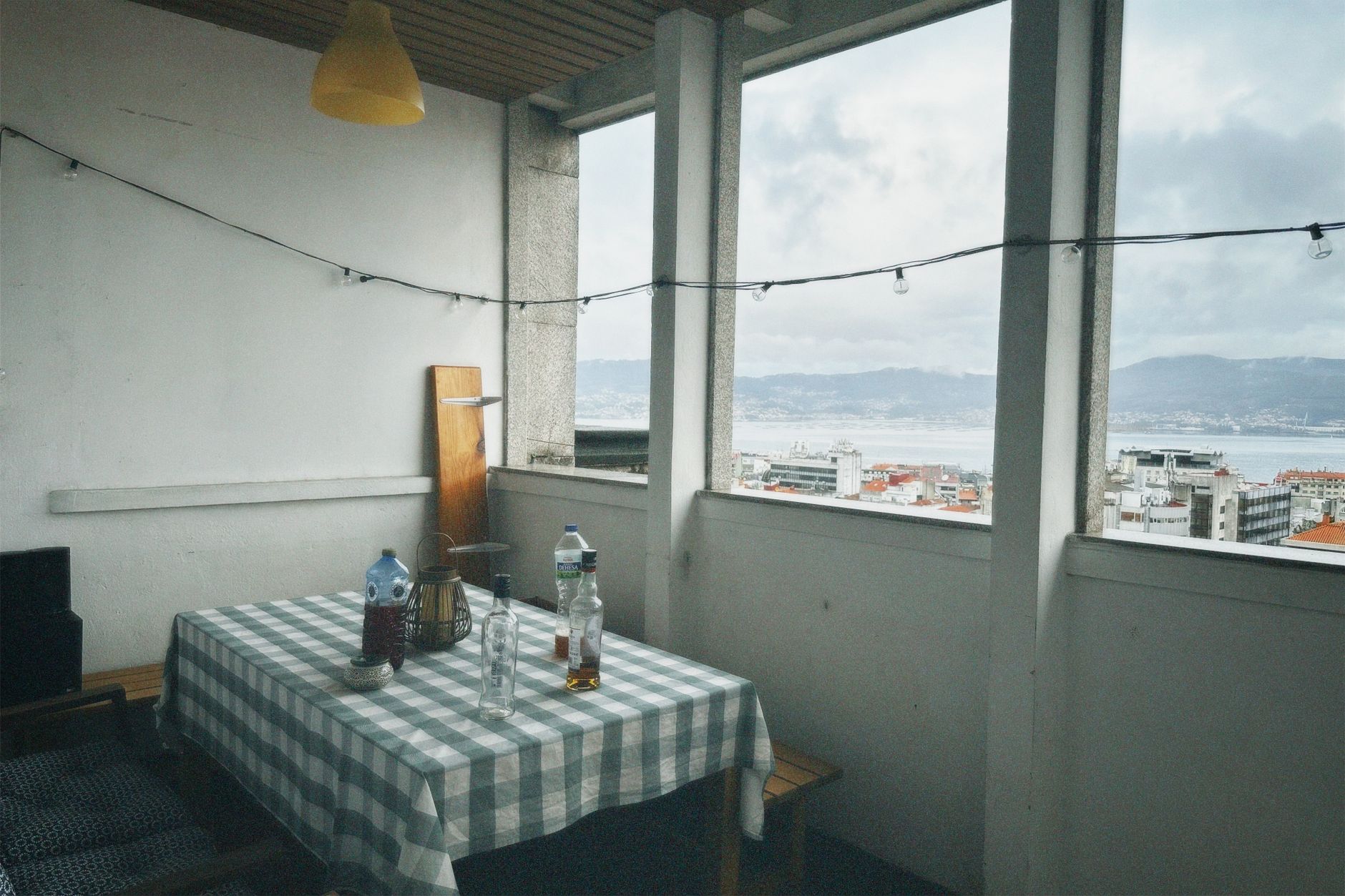 Recevoir dehors sans se compliquer la vie : ma soirée improvisée sur le balcon